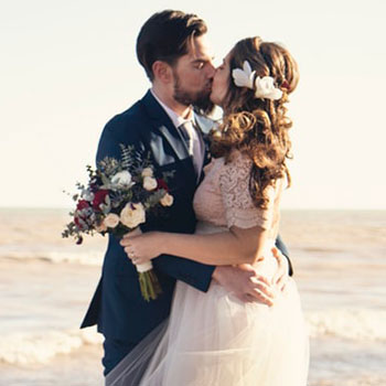 Photographe Mariage Rennes - Couple sur la plage en Bretagne
