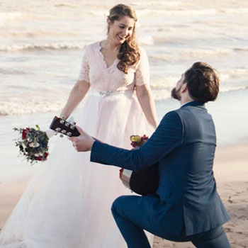 Photographe Mariage Rennes - Couple sur la plage en Bretagne