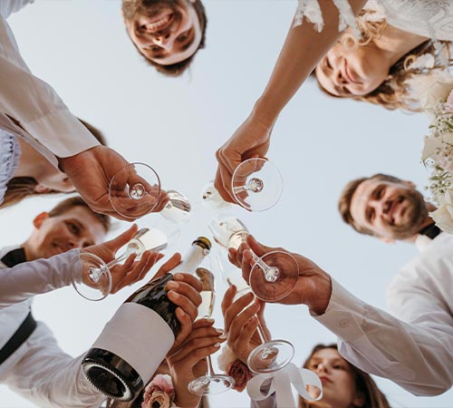 Photo du vin d'honneur avec tous les amis des mariés