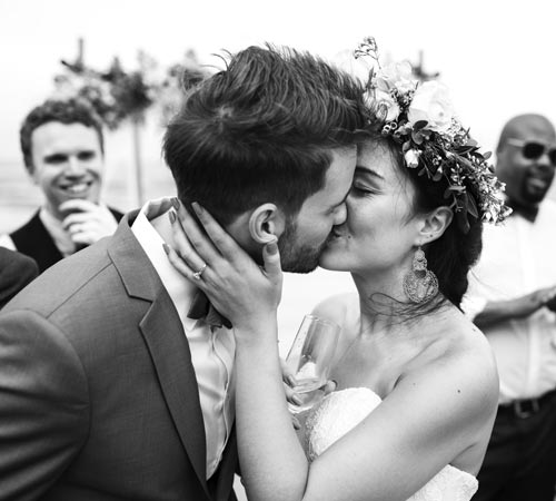 Photographe Mariage Rennes - Sortie de la mairie des mariés avec une photo en noir et blanc
