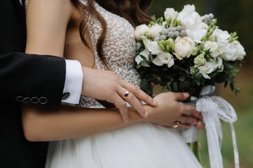 Photographe Mariage Rennes - détails sur l'alliance et le bouquet de la mariée