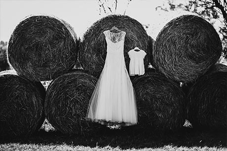 Photographe Mariage Rennes Haut de Gamme - Robe de mariée dans un champ de blé